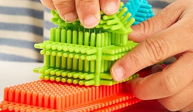 Detail der großen Bausteine und Räder bereit zum Zusammenbauen für kleine Kinder